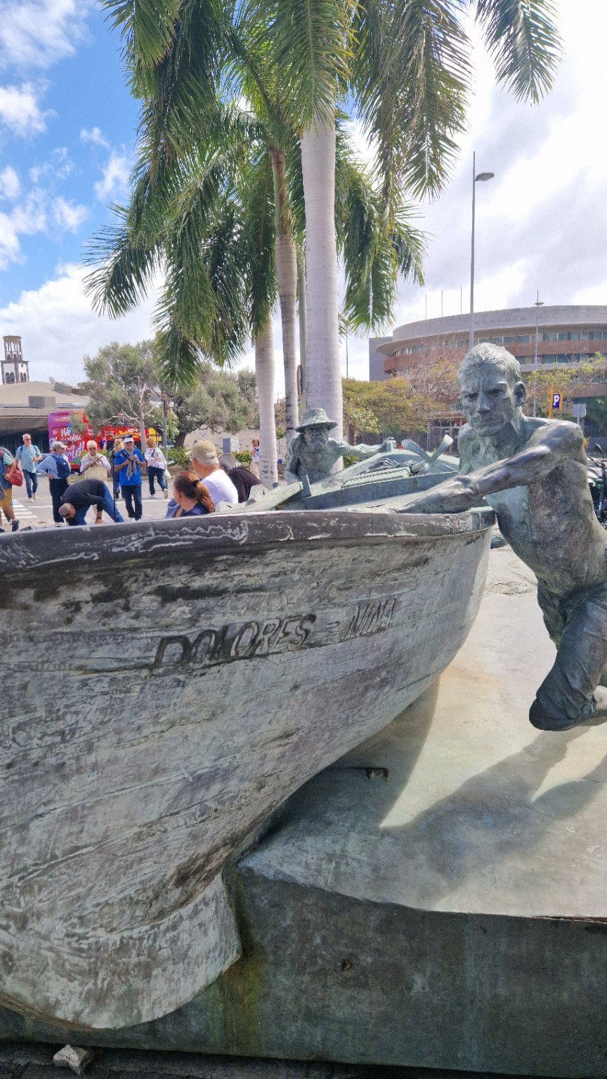 Bronze fishermen pushing the boat in front of La Recova