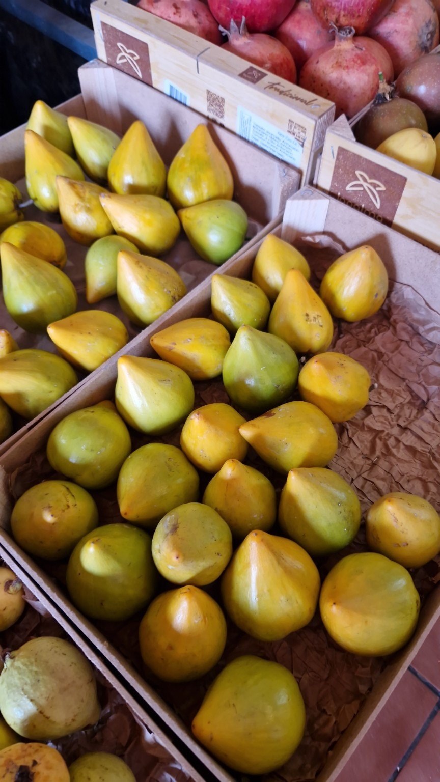 Real fruit with imperfect skin in La Recova