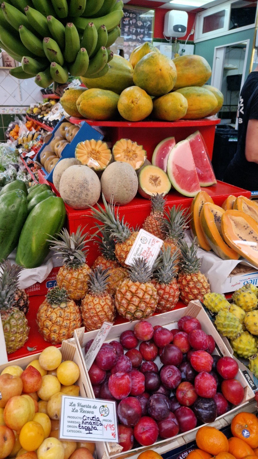 Whole and cut fruit in La Recova
